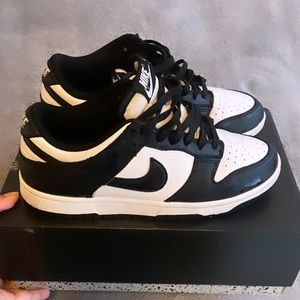 I’m selling 6.5 in boys / 8.5 black and white dunks they match with everything !